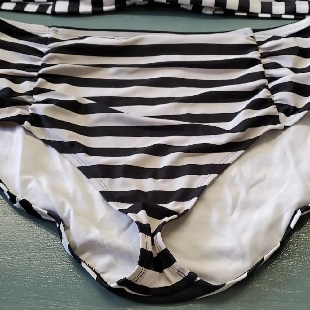 ISLAND RAYS 3X BLACK AND WHITE STRIPED TWO‎ PEICE BATHING SUIT..cruise